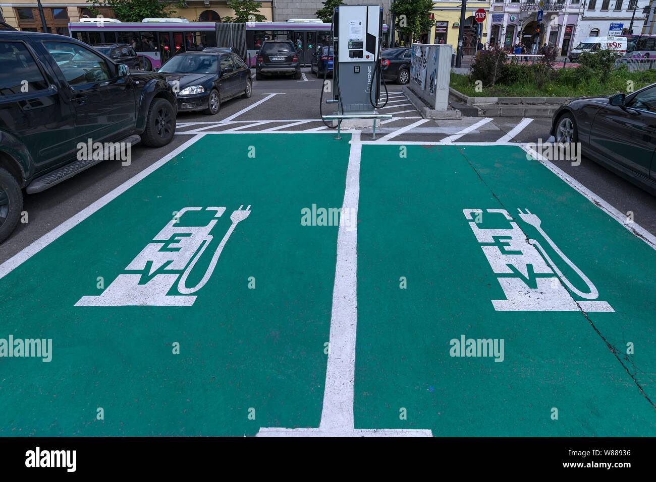 Grün und weiß gekennzeichnete Ladestationen für Elektroautos, Cluj-Napoca, Siebenbürgen, Rumänien Stockfoto