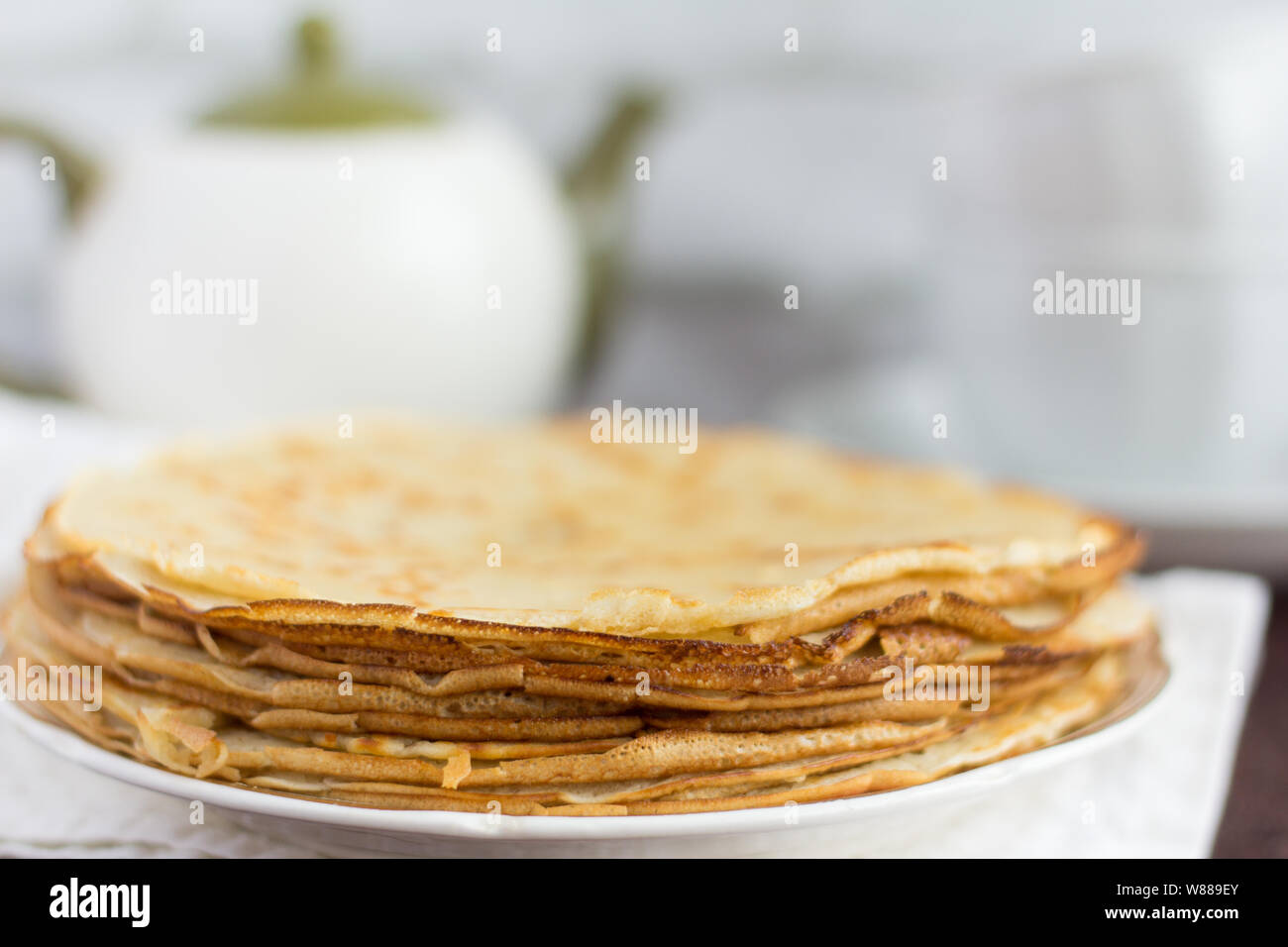 Köstliche frische hausgemachte Pfannkuchen und Utensilien für die Kaffee auf dem Tisch Stockfoto