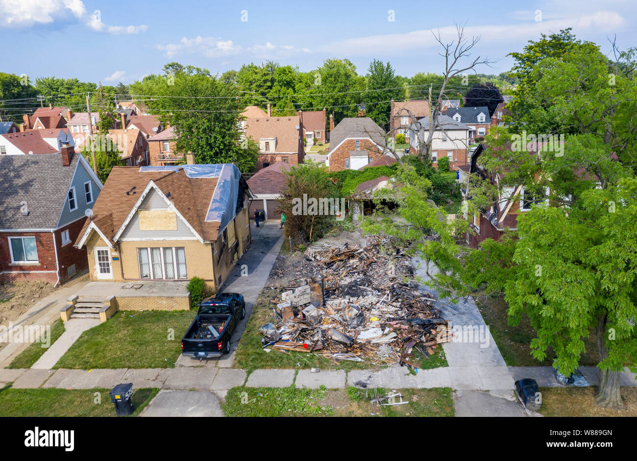 Detroit, Michigan - Niemand wurde verletzt, als eine Gasexplosion ein leer stehendes Haus auf der East Side von Detroit zerstört und beschädigt die beiden benachbarten Strukturen. Stockfoto