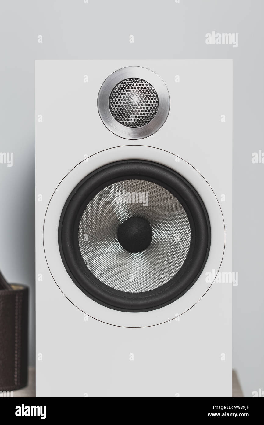 Weiße Musik Lautsprecher mit grauen Lautsprecher Hochtöner und Tieftöner Stockfoto