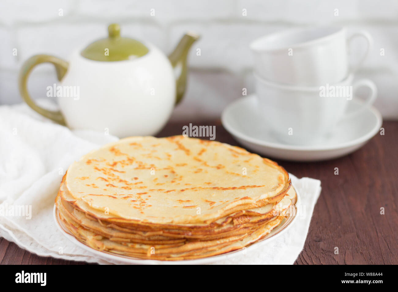 Köstliche frische hausgemachte Pfannkuchen und Utensilien für die Kaffee auf dem Tisch Stockfoto