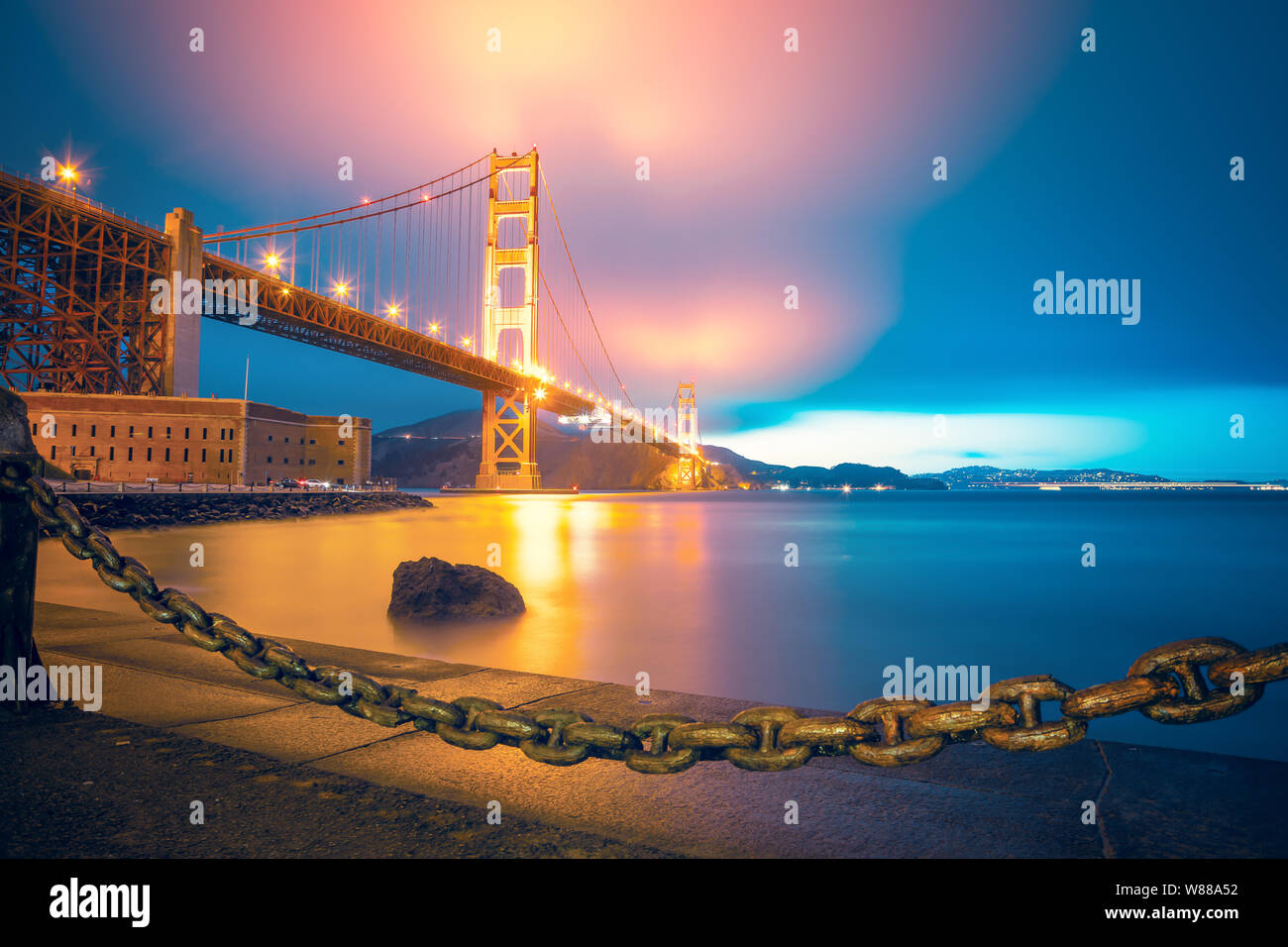 Schöne Aussicht auf die glühende Golden Gate in San Francisco nach Sonnenuntergang Stockfoto