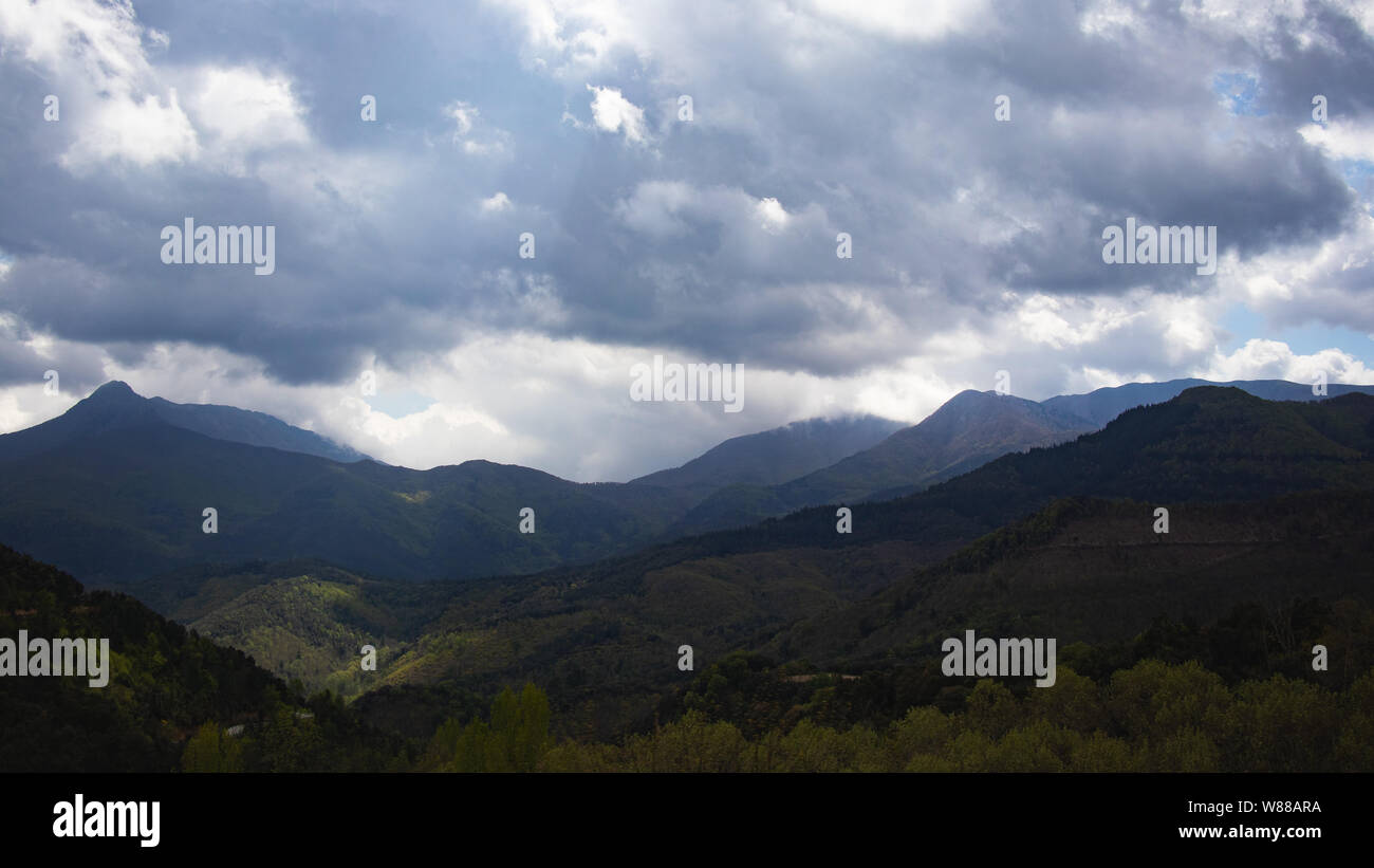 Dunkle stürmische cloudscape auf einem grünen Berg Landschaft in Katalonien Stockfoto