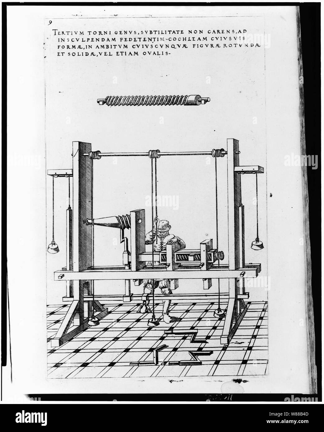 Ein Mann Betrieb einer Drehmaschine mit festen Schneidwerkzeug durch die Aktion von Gewichten gefahren; hier ist die Maschine schneiden Gewinde in Holz Stockfoto