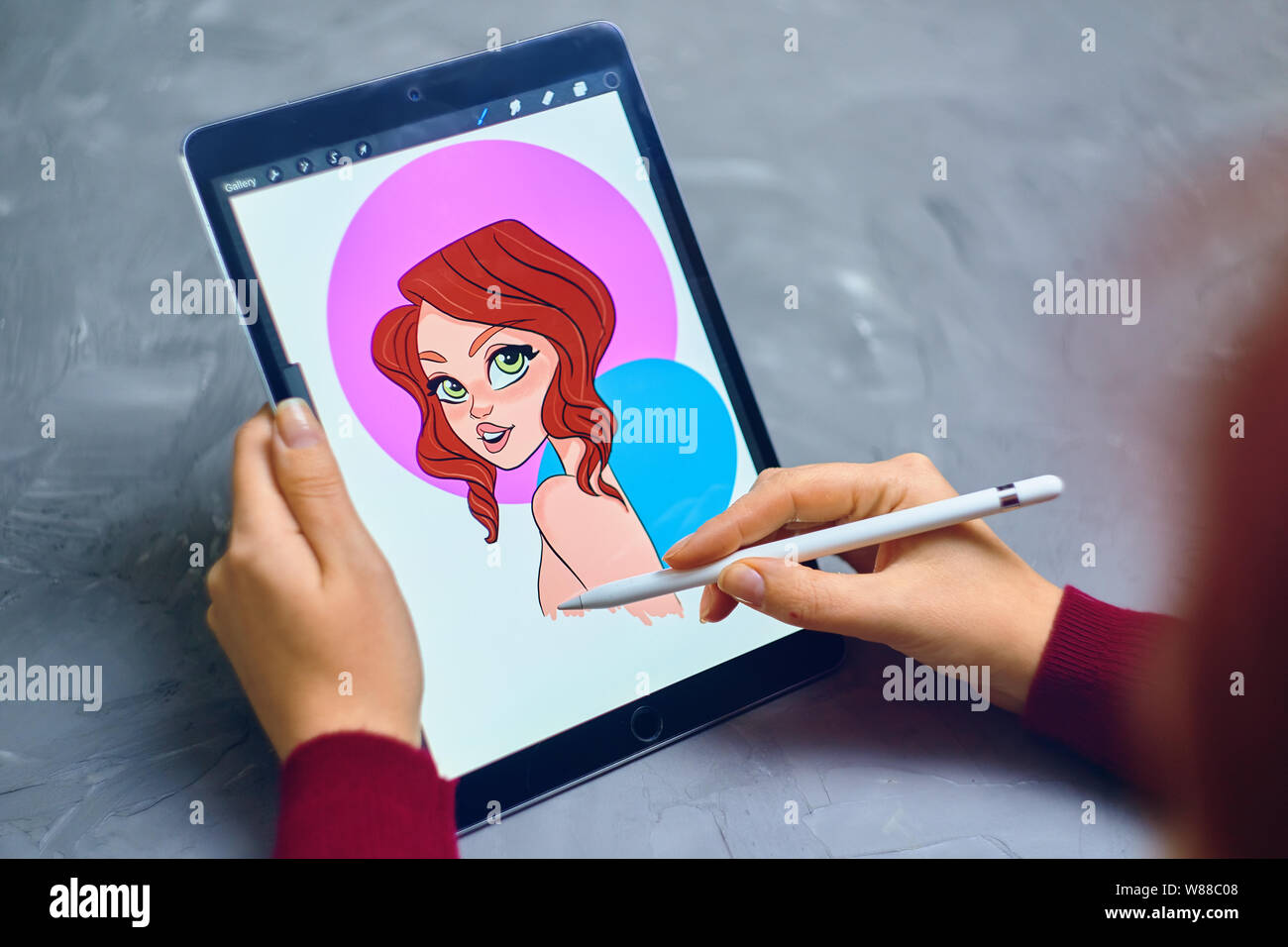 Bischkek Kirgisistan Januar 21 19 Frau Illustrator Zeichnet Ein Portrat Eines Madchens Auf Einem Ipad Pro Im Procreate Mit Apple Bleistift Stockfotografie Alamy