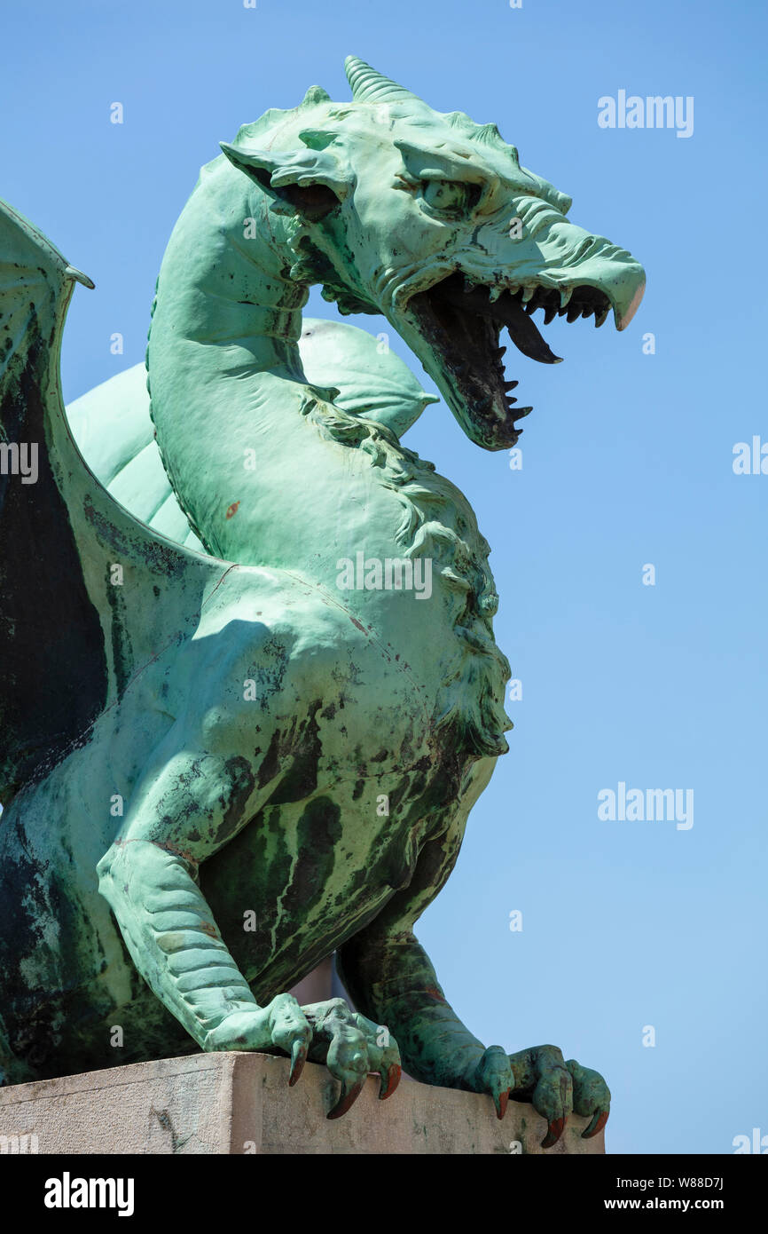 Dragon Bridge Drachen Statue vor blauem Himmel auf den Drachen Brücke Zmajski die meisten Ljubljana Slowenien Eu Europa Stockfoto