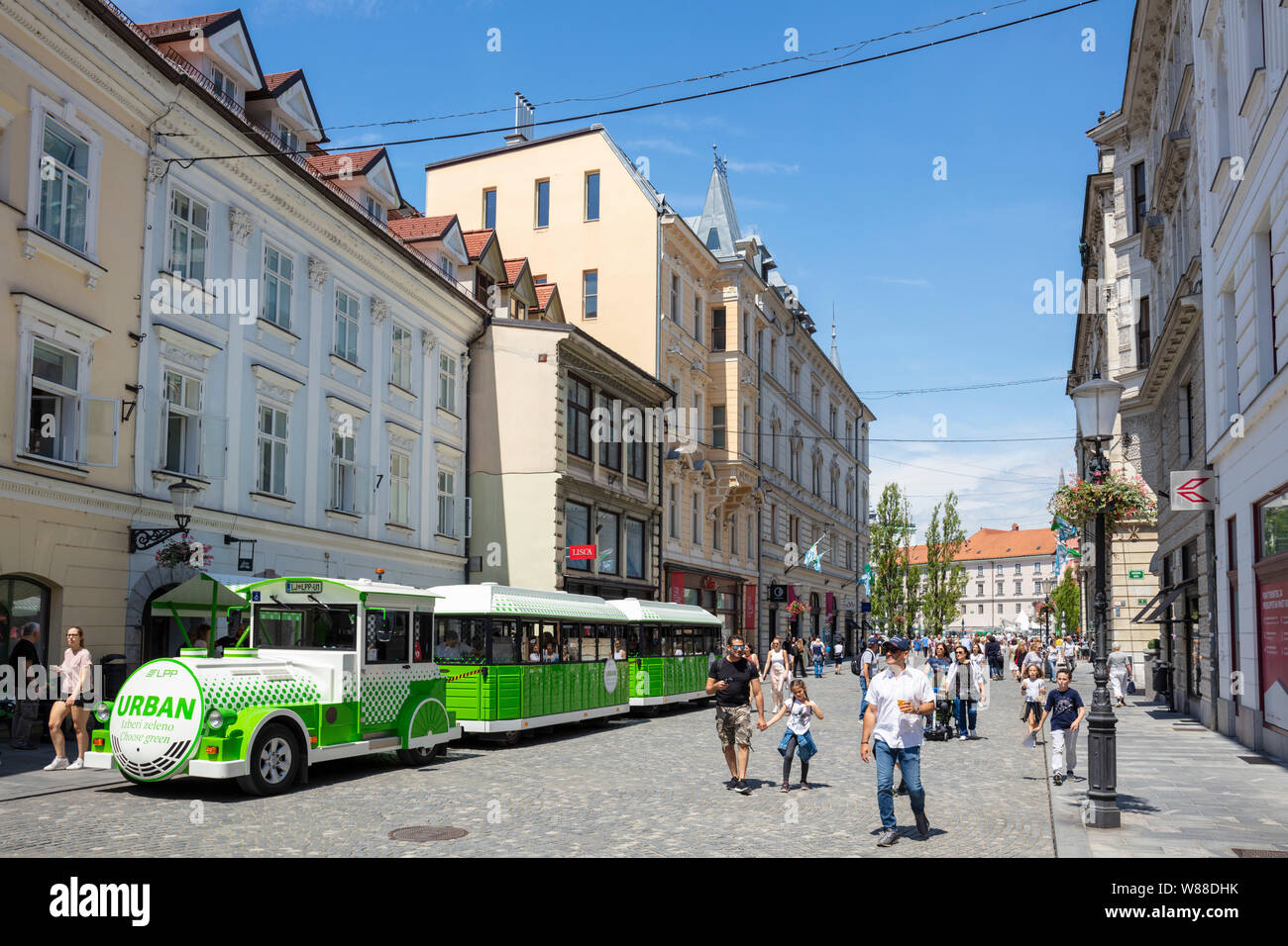 Eco Green Umweltfreundliche Rundschreiben Touristische Zugfahrt über die Städtische elektrische Zug im Zentrum von Ljubljana Slowenien EU Europa Stockfoto