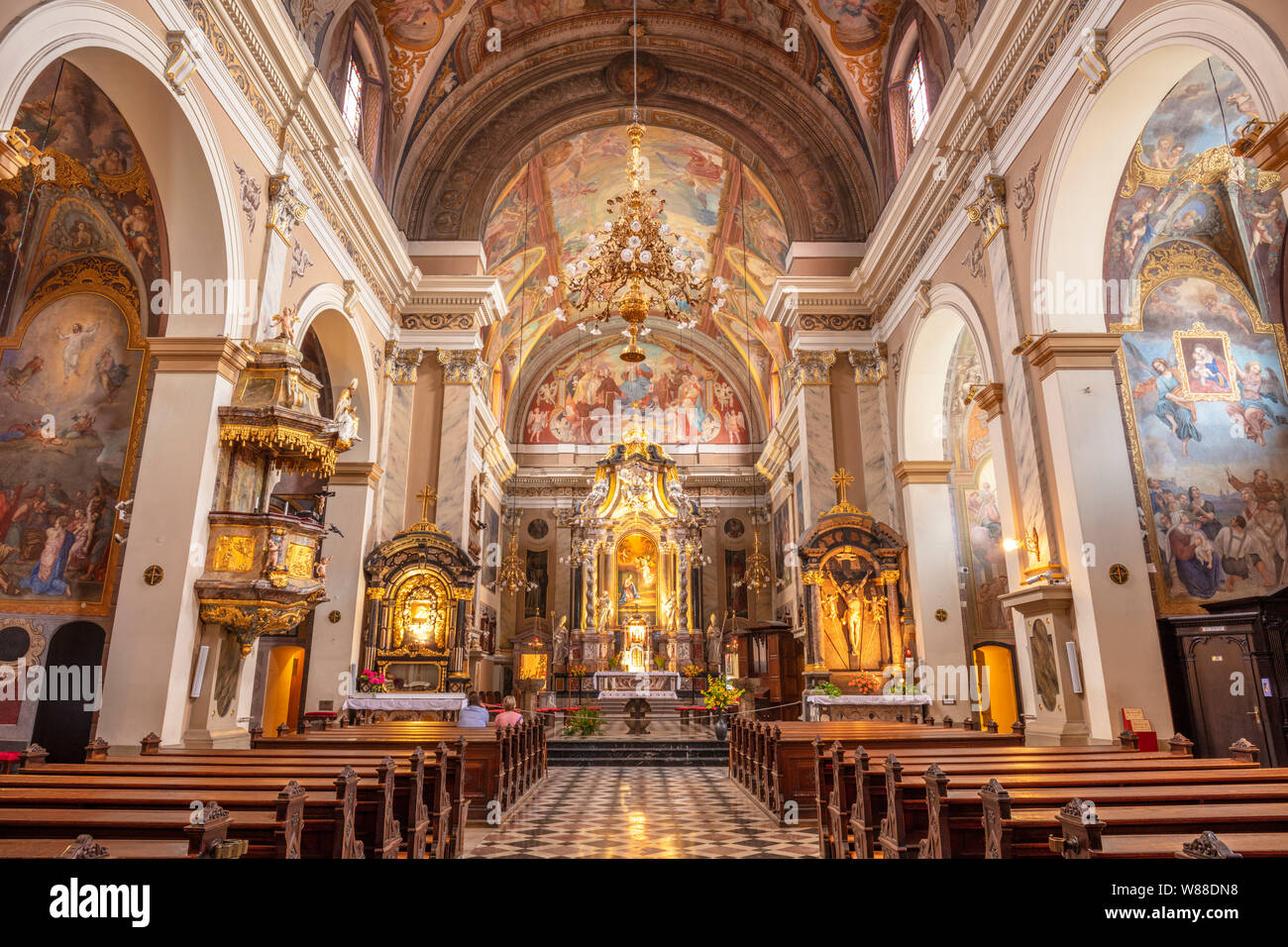 Innenraum der Franziskaner Kirche der Verkündigung mit einem reich verzierten vergoldeten Interieur und Deckenfresken Ljubljana Sloveniac EU Europa Stockfoto