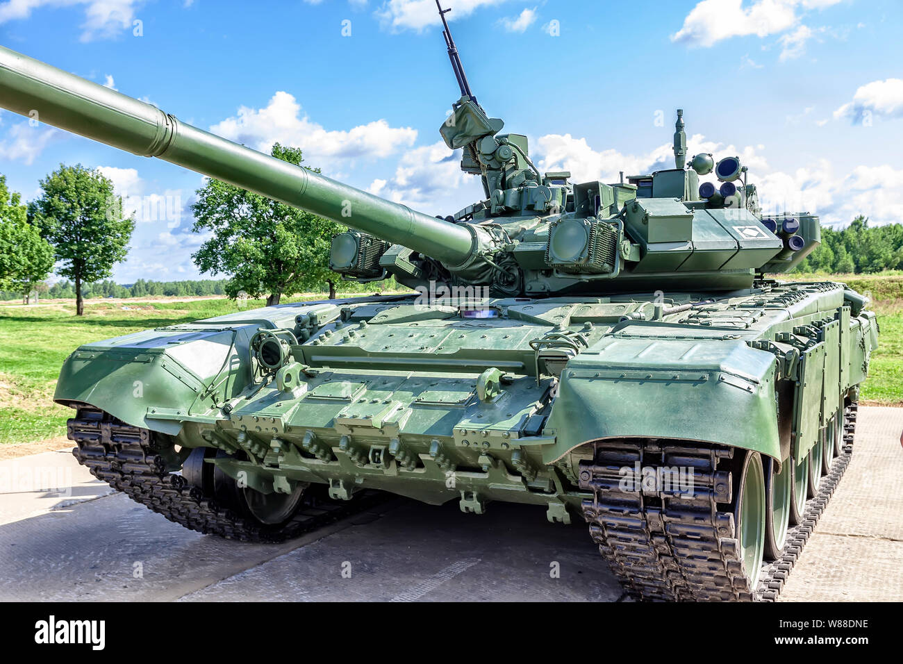 Russischer Panzer gegen den blauen Himmel Stockfoto