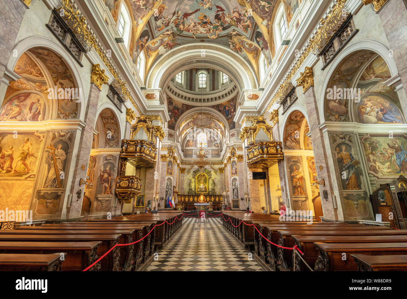 Die Kirche St. Nicola Innenraum von Ljubljana Kathedrale mit einer barocken Innenraum vergoldeten Säulen und Deckenfresken im Zentrum von Ljubljana Slowenien Eu Stockfoto