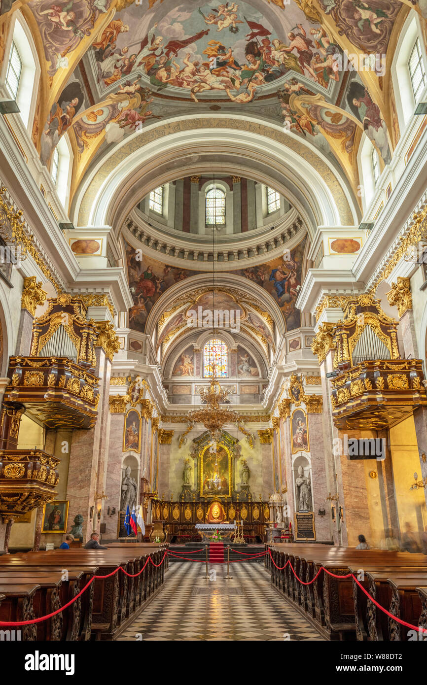 Die Kirche St. Nicola Innenraum von Ljubljana Kathedrale mit einer barocken Innenraum vergoldeten Säulen und Deckenfresken im Zentrum von Ljubljana Slowenien Eu Stockfoto