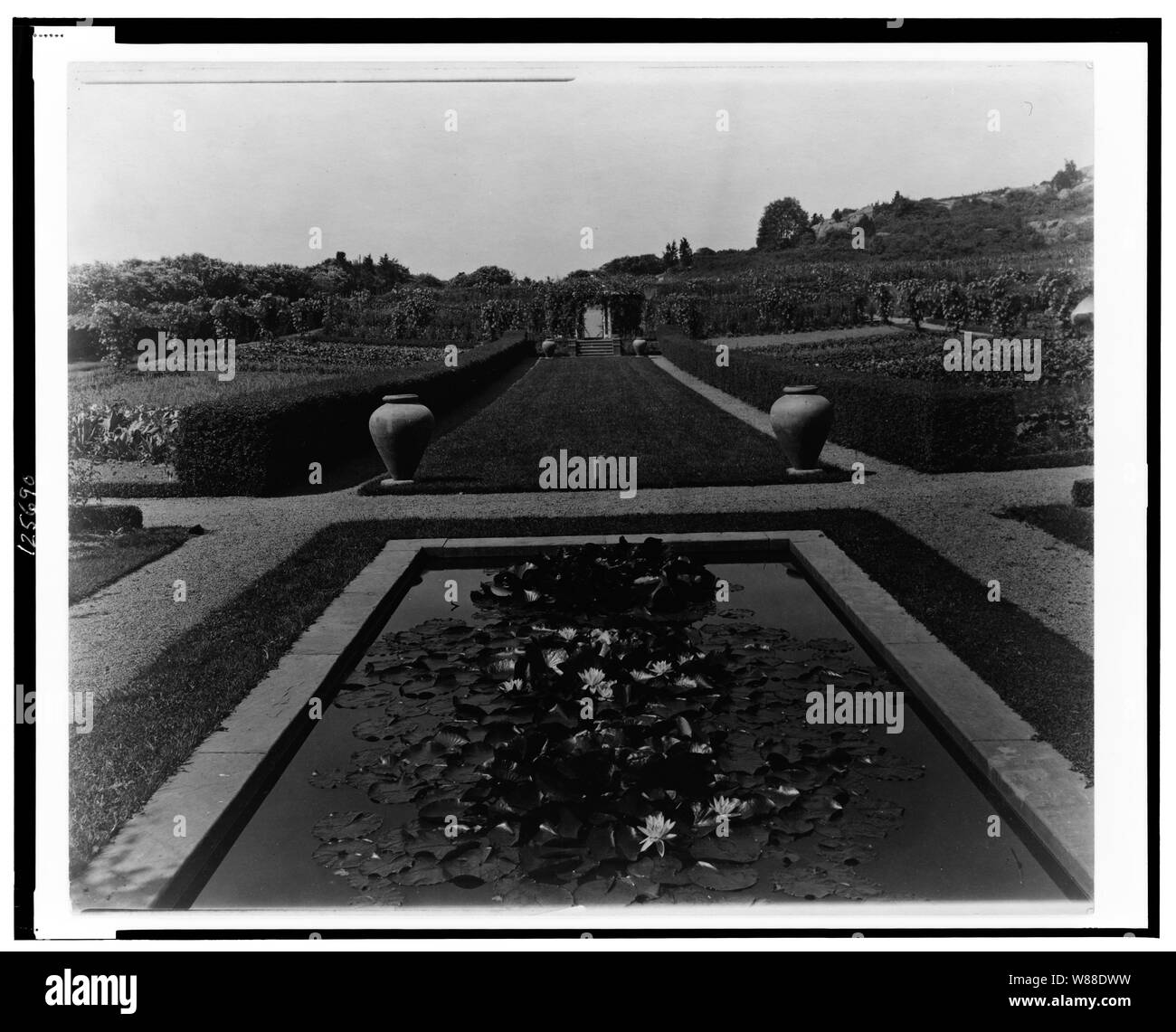 Beacon Hill House, Arthur Curtiss James House, Newport, Rhode Island. Gemüsegarten und Lily Pond Stockfoto