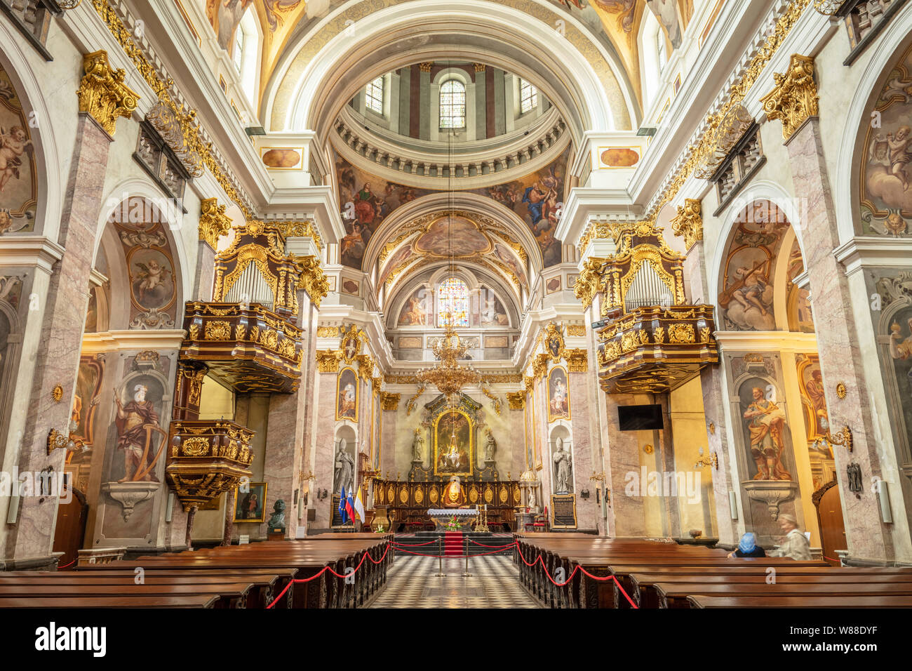 Die Kirche St. Nicola Innenraum von Ljubljana Kathedrale mit einer barocken Innenraum vergoldeten Säulen und Deckenfresken im Zentrum von Ljubljana Slowenien Eu Stockfoto