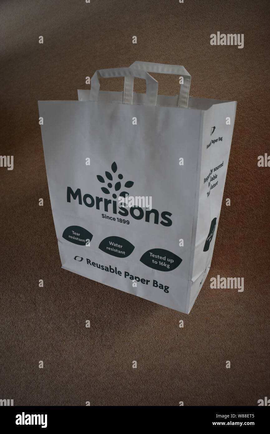 Morrisons 20 p Papier-tragetaschen, eingeführt, um unnötige Plastik aus dem Speicher entfernen. Bei Morrisons in Westcroft, Milton Keynes gekauft. Stockfoto