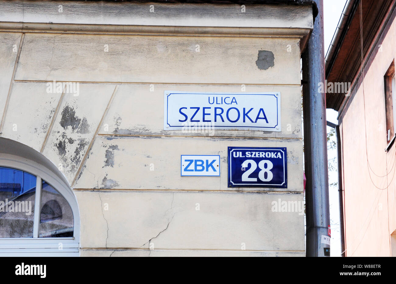 Zeichen für Ulica Szeroka, einer der berühmtesten Straßen von Krakau. Im jüdischen Viertel, die in den Platz, Kazimierz. Stockfoto