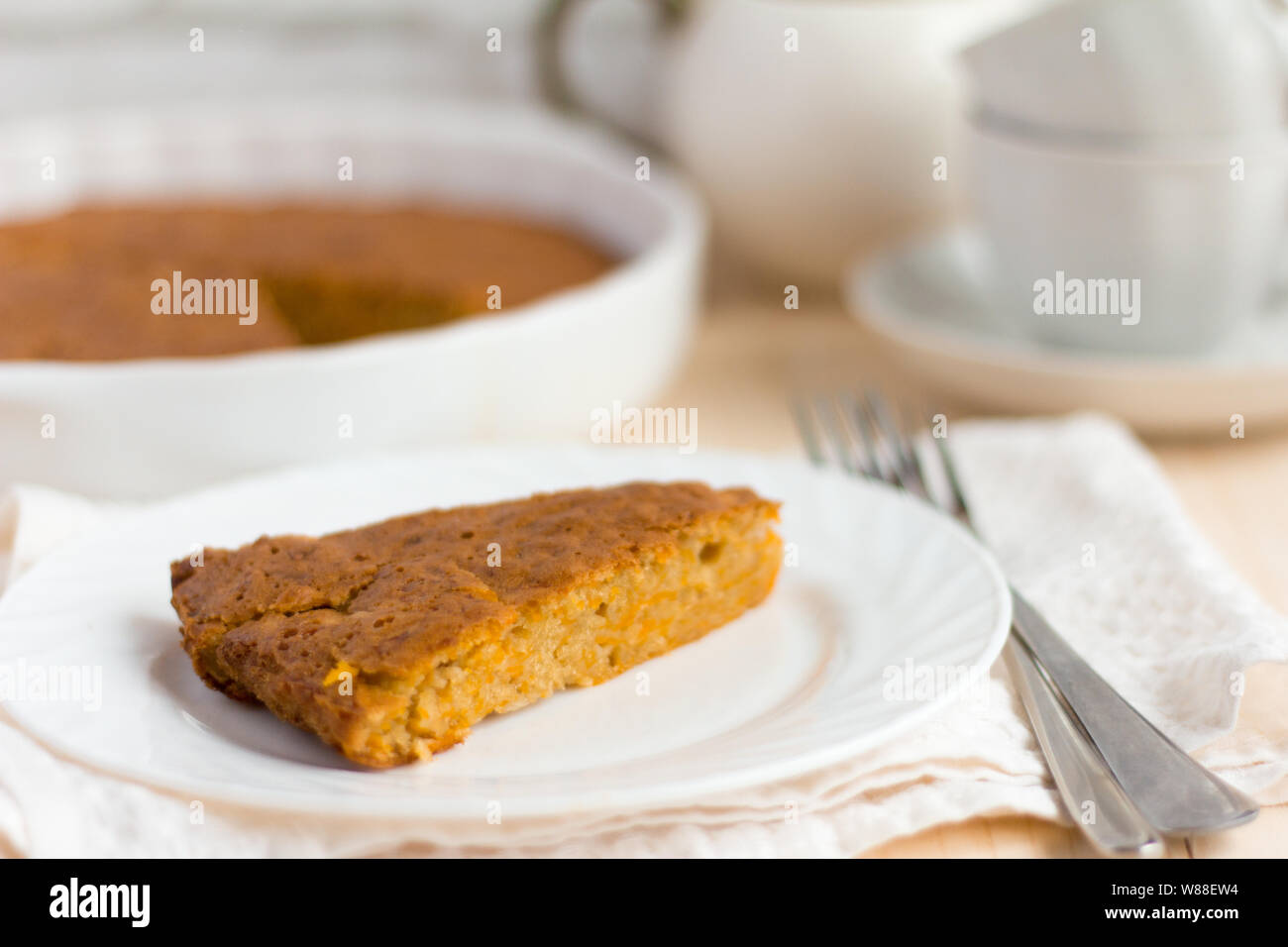 Köstliche frische hausgemachte Kürbistorte und Tee Utensilien auf dem Tisch Stockfoto