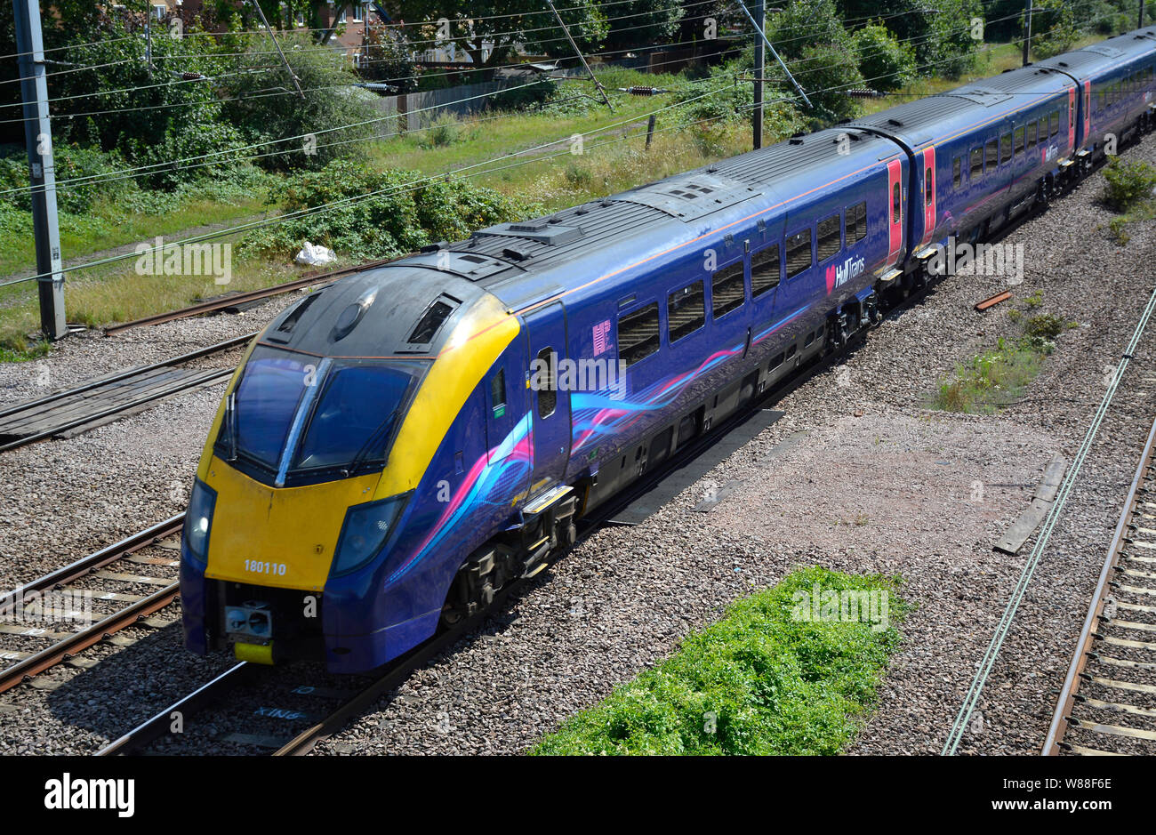 Hull Trains Class 180 Adelante übergibt das Dorf Arlesey, Bedfordshire, Großbritannien Stockfoto