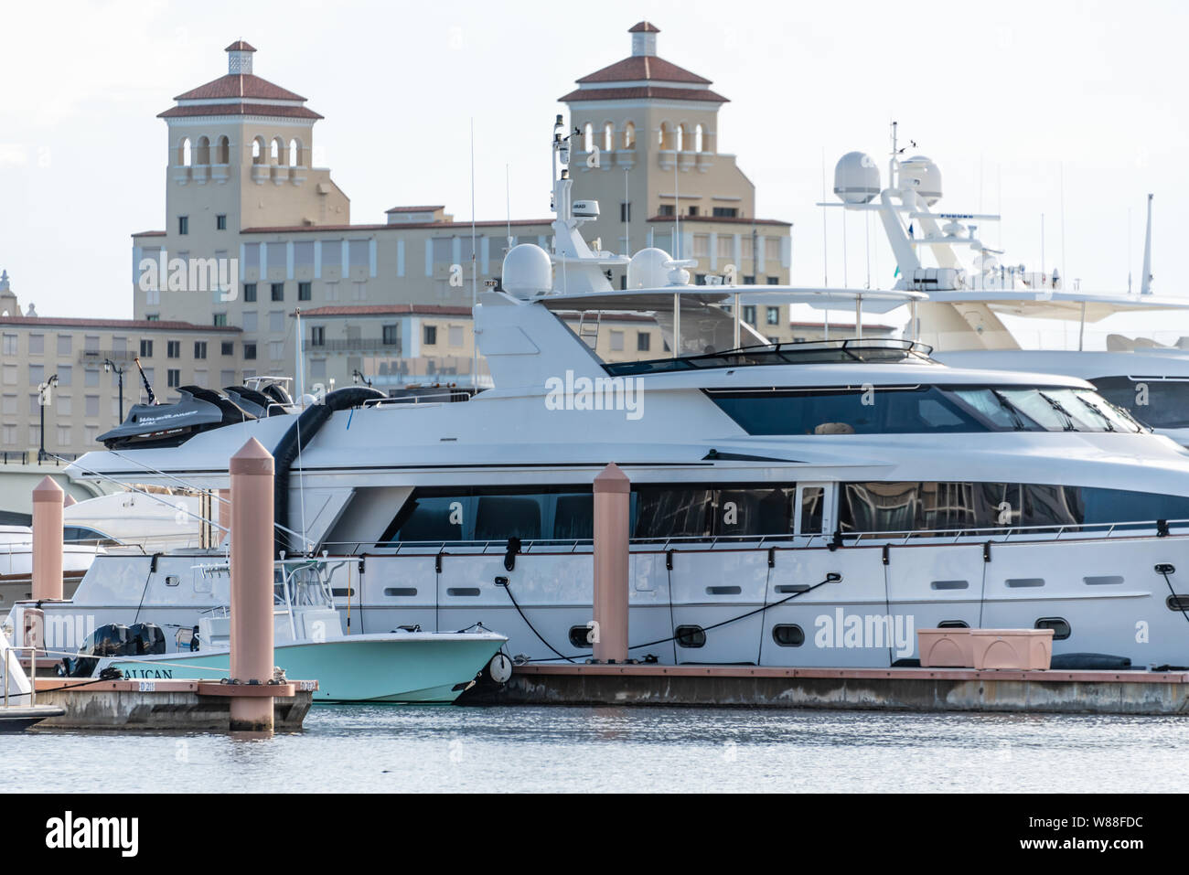 Weiß superyacht in Palm Harbor Marina am Wasser in der Innenstadt von West Palm Beach mit dem Palm Beach Biltmore im Hintergrund. (USA) Stockfoto