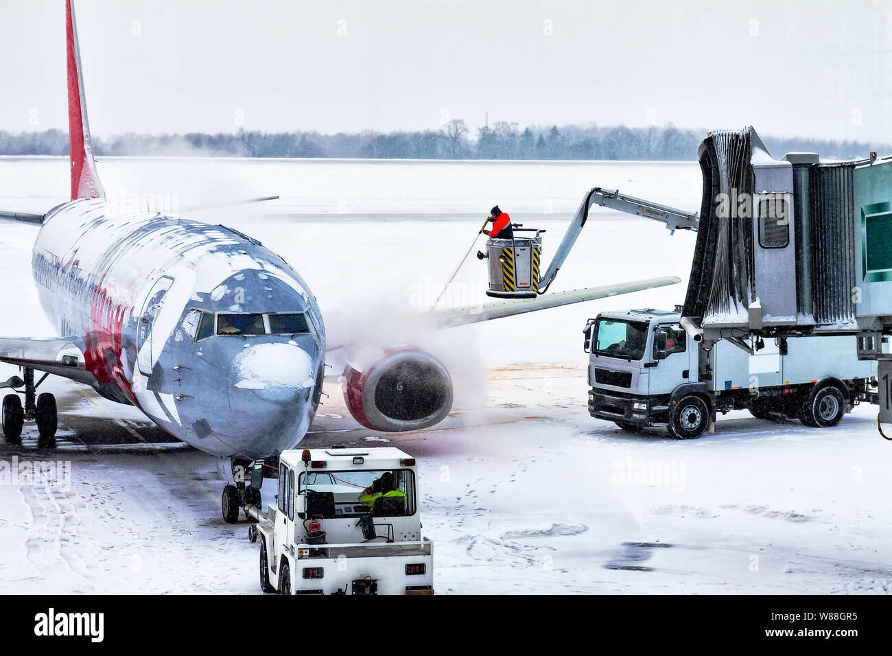 Dresden, Deutschland, 16.11.2010. Anti-Eis-Behandlung von Flugzeugen Stockfoto