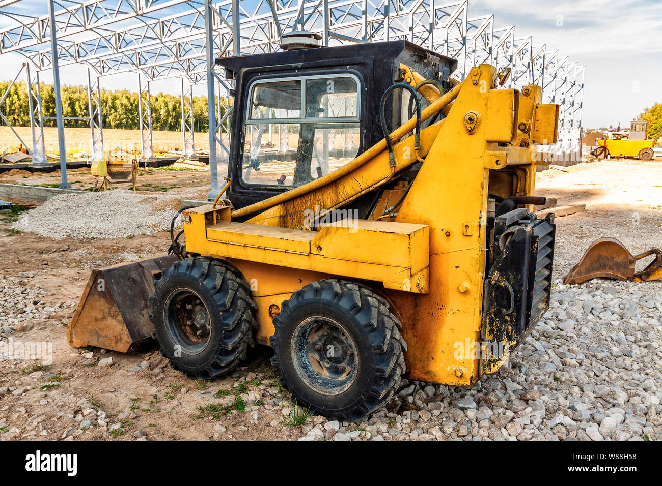Auf der Baustelle befindet sich ein Minibagger-Planierraupe. Stockfoto