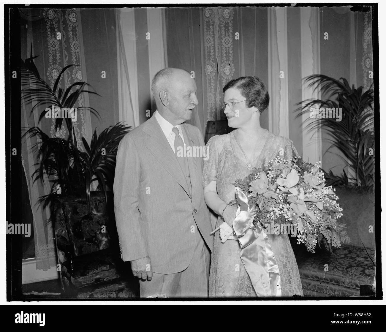 December-May Romantik. Washington, D.C., Sept. 4. Eine December-May Romanze begann vor sechs Jahren Heute gipfelte mit der Heirat von Miss Caroline Robinson Hughes, 36, Tochter von Bischof Edwin Hughes, Dr. Walter S. Harban, 80, einmal persönliche Zahnarzt zu Theodore Roosevelt Stockfoto