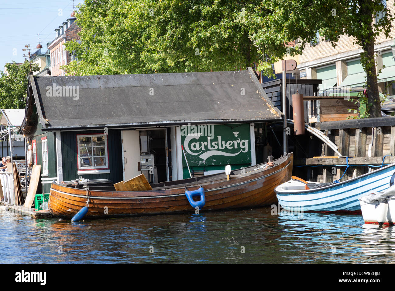 Eine schwimmende Bar Werbung Carlberg Lagerbier, Christianshavn, Kopenhagen Dänemark Skandinavien Europa Stockfoto