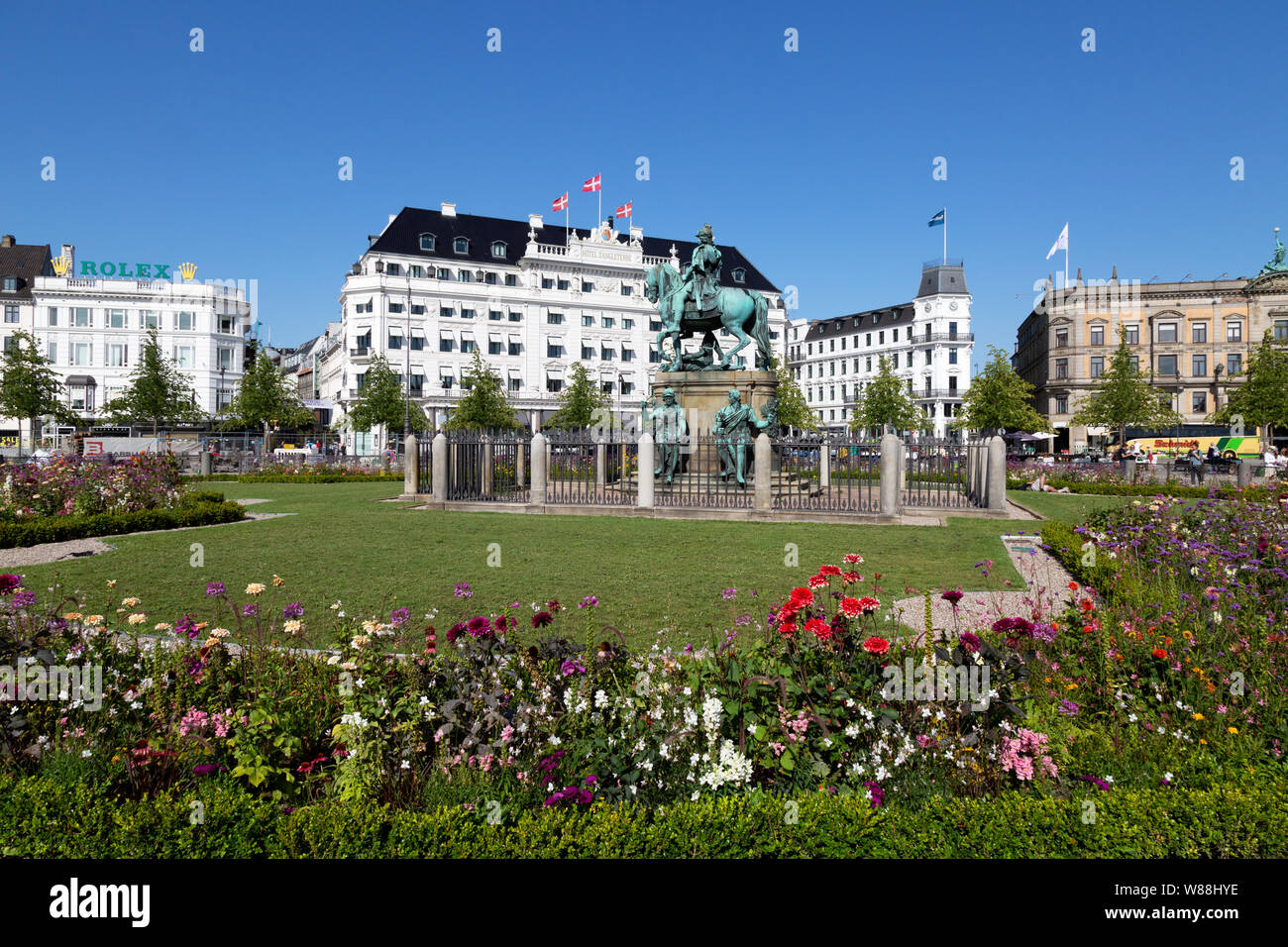 Hotel D'Angleterre in Kopenhagen, das Hotel und die Statue von Christian V in Kongens Nytorv im Sommer, das Stadtzentrum von Kopenhagen, Dänemark, Skandinavien Stockfoto