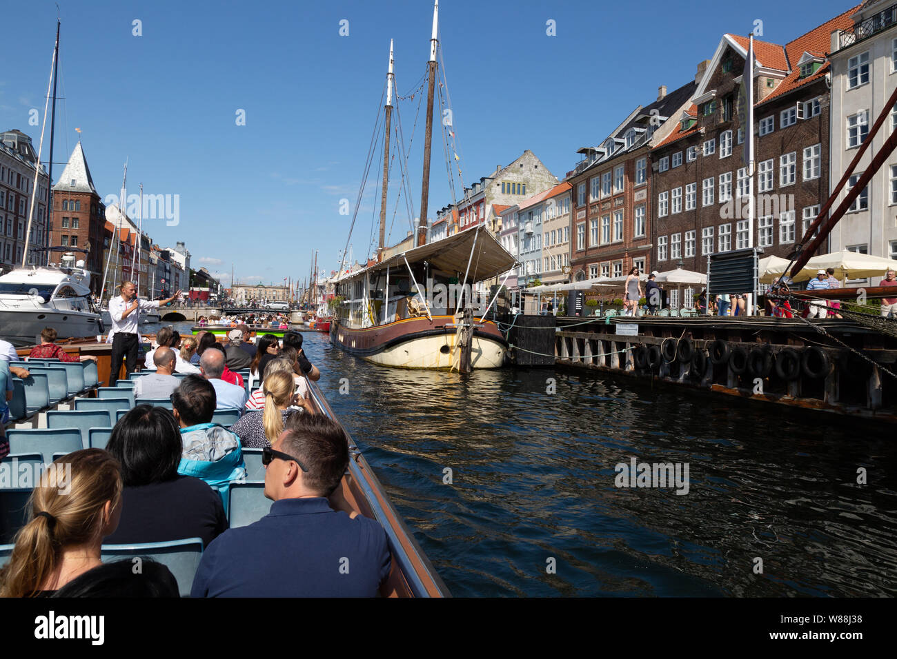 Kopenhagener Kanal Tour - Touristen auf eine geführte Tour durch die Kanäle im Sommer, im Nyhavn Canal, Kopenhagen Dänemark Europa Stockfoto