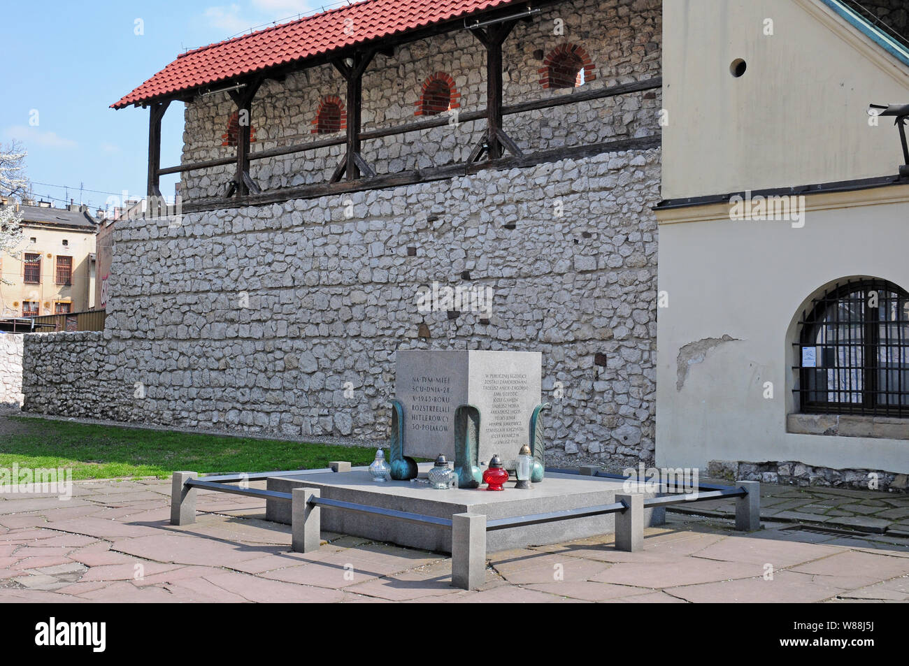 Memorial außerhalb der Alten Synagoge, Kazimierz, jetzt eine Zweigstelle des Historischen Museums, Krakau. Stockfoto