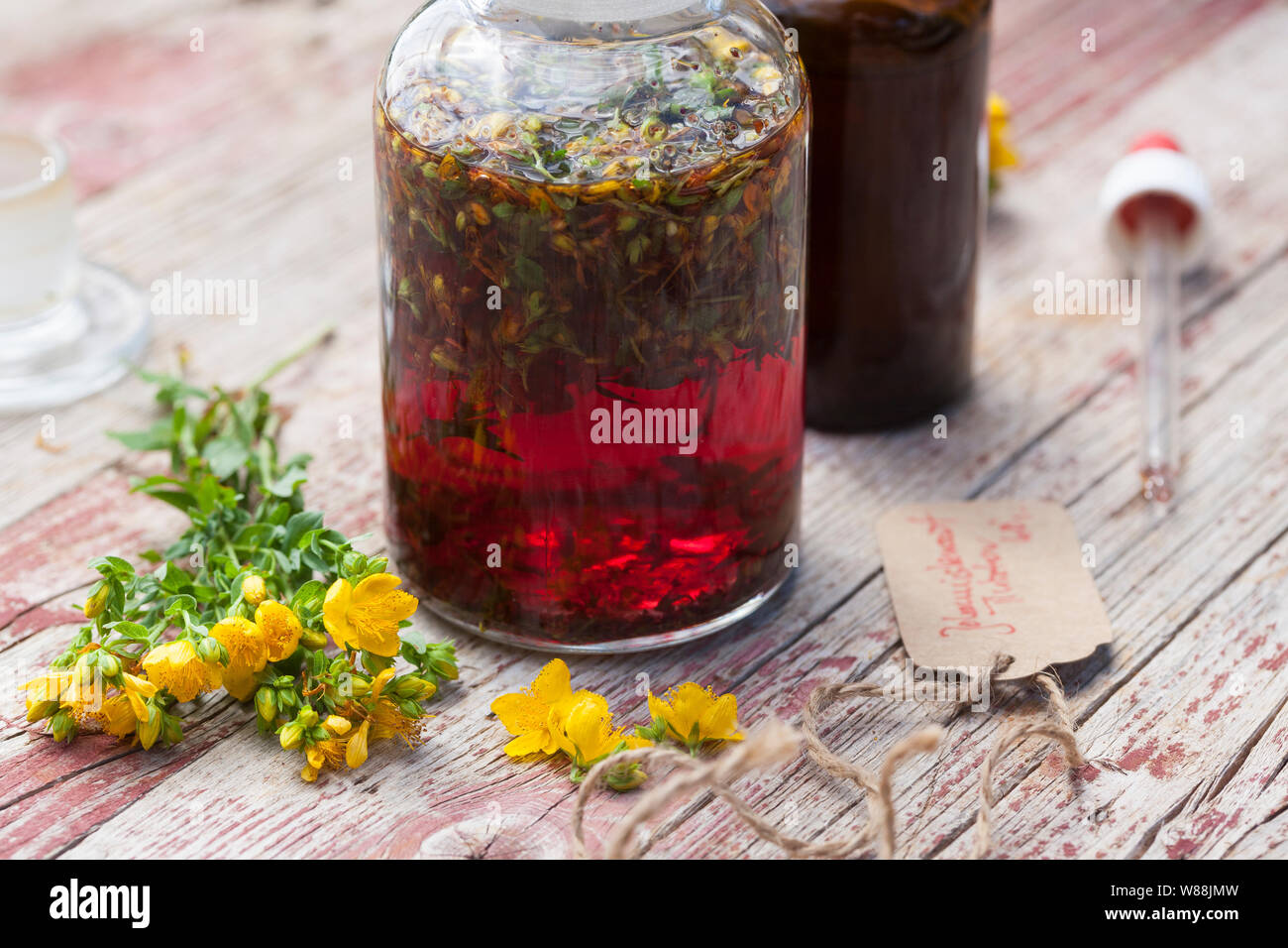 Johanniskrauttinktur, Johanniskraut-Tinktur, Tinktur, Tinkturen, alkoholischer Auszug aus Johanniskraut, Tüpfel-Johanniskraut, Echtes Johanniskraut, J Stockfoto