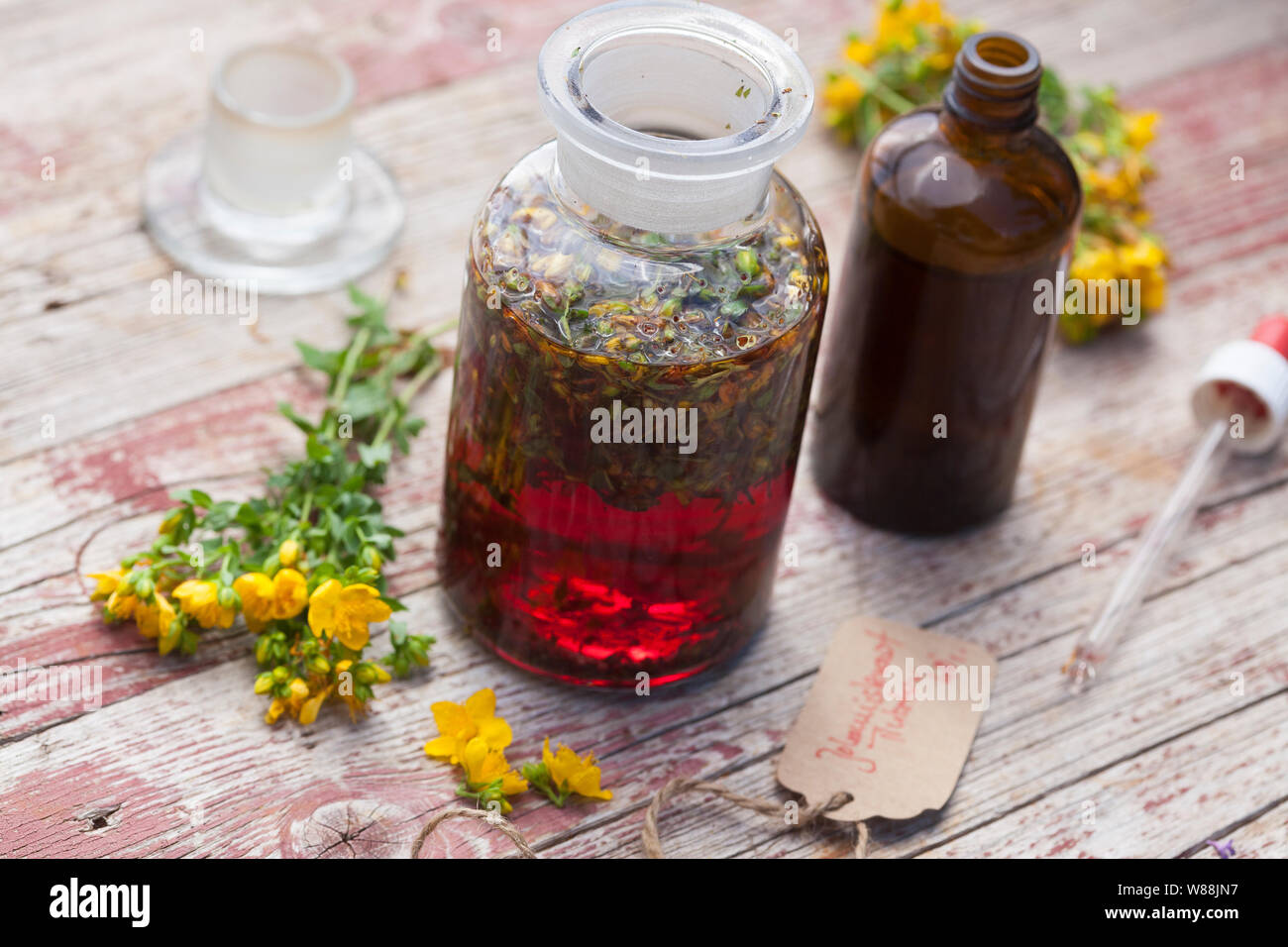 Johanniskrauttinktur, Johanniskraut-Tinktur, Tinktur, Tinkturen, alkoholischer Auszug aus Johanniskraut, Tüpfel-Johanniskraut, Echtes Johanniskraut, J Stockfoto