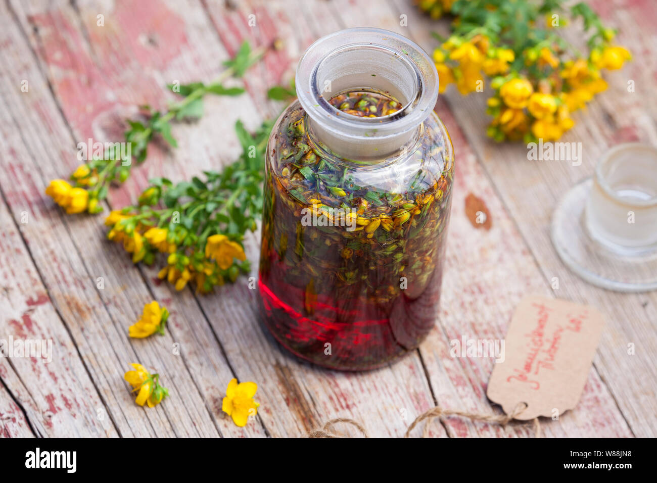 Johanniskrauttinktur, Johanniskraut-Tinktur, Tinktur, Tinkturen, alkoholischer Auszug aus Johanniskraut, Tüpfel-Johanniskraut, Echtes Johanniskraut, J Stockfoto