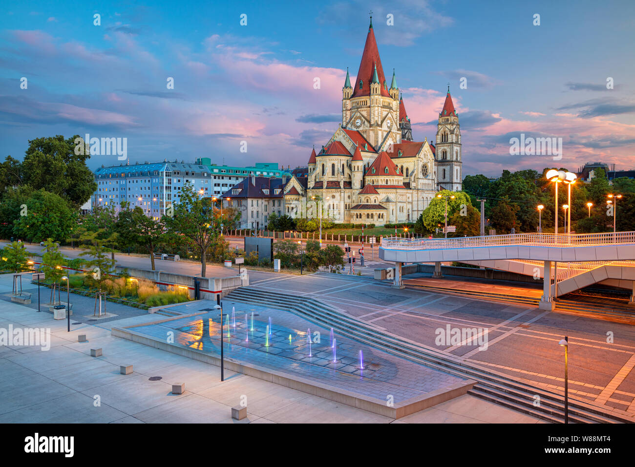 Wien, Österreich. Stadtbild Bild von Wien, Hauptstadt von Österreich mit dem Hl. Franz von Assisi Kirche während der schönen Sonnenuntergang. Stockfoto