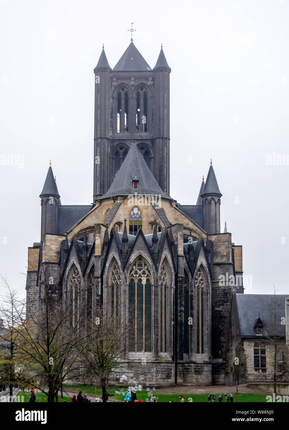 St Nicholas' Church ist eine der drei berühmten Türme von Gent - Türme der Skyline der Stadt. Stockfoto