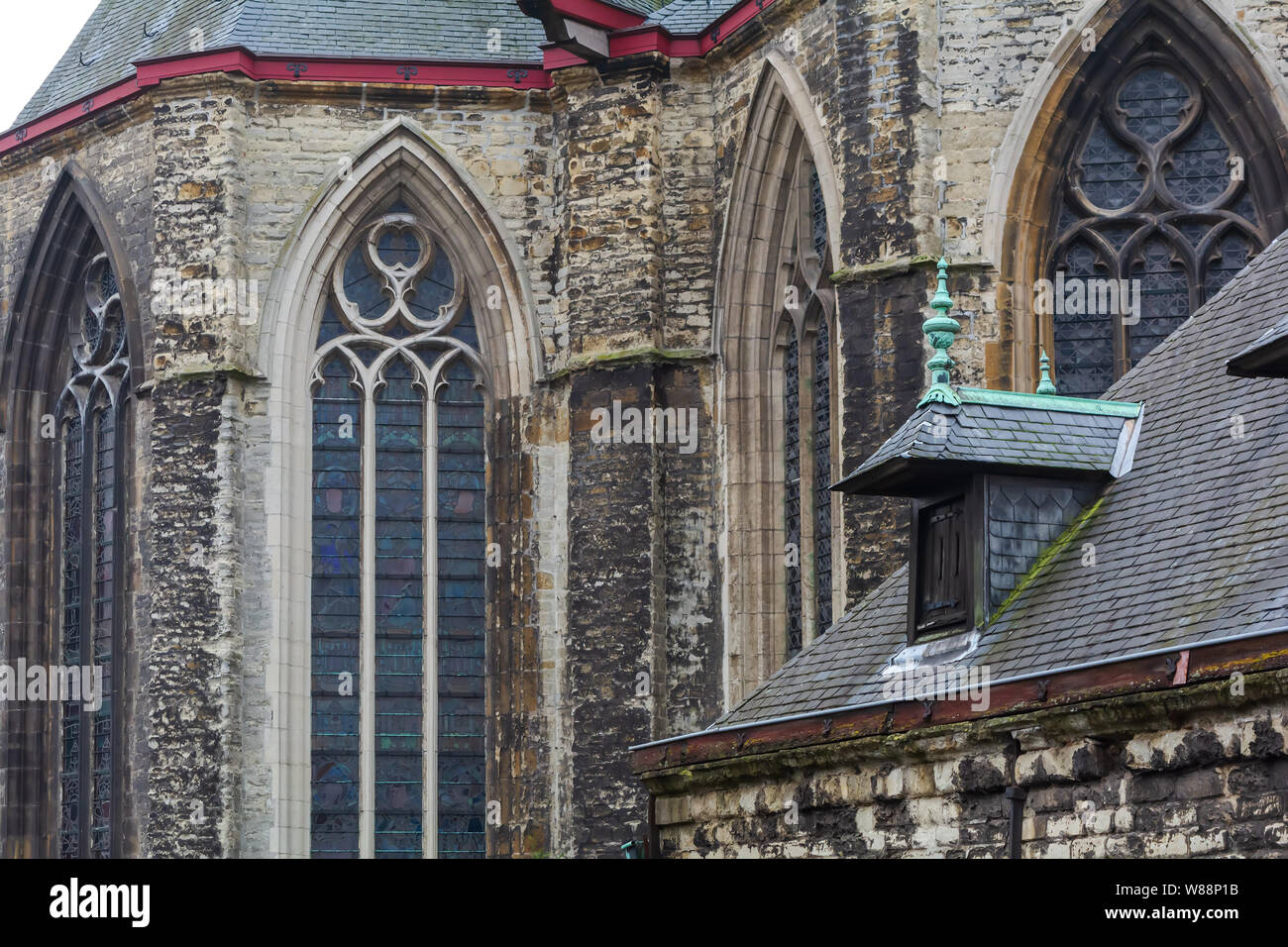 Closeup Wände und Fenster der St. Michael's Church (sint-michielskerk), Nahaufnahme. Es ist eine römisch-katholische Kirche in Gent, Belgien im gotischen Stil Stockfoto