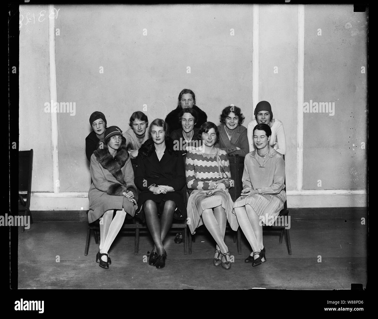 Jockeys in der Junior League Gesellschaft Zirkus. Stehend von links nach rechts, Miss Phoebe Quinby und Prinzessin Elizabeth de Ligne, Frau Robert Pell, Frau Chauncey Parker, Jr., Frau Catherine Carlisle und Fräulein Jeanette Hume. Sitzend von Links nach Rechts: Prinzessin Antoinette de Ligne, Miss Victoria Tytus, Miss Alice Davis und Fräulein Phyllis Höhe Stockfoto