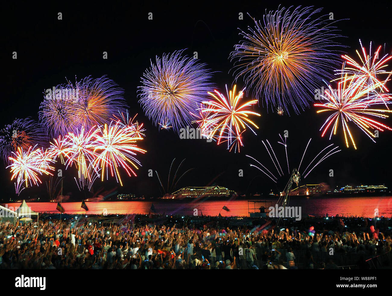Feuerwerk während Silvester 2017 am Strand von Copacabana in Rio de Janeiro, Brasilien Stockfoto