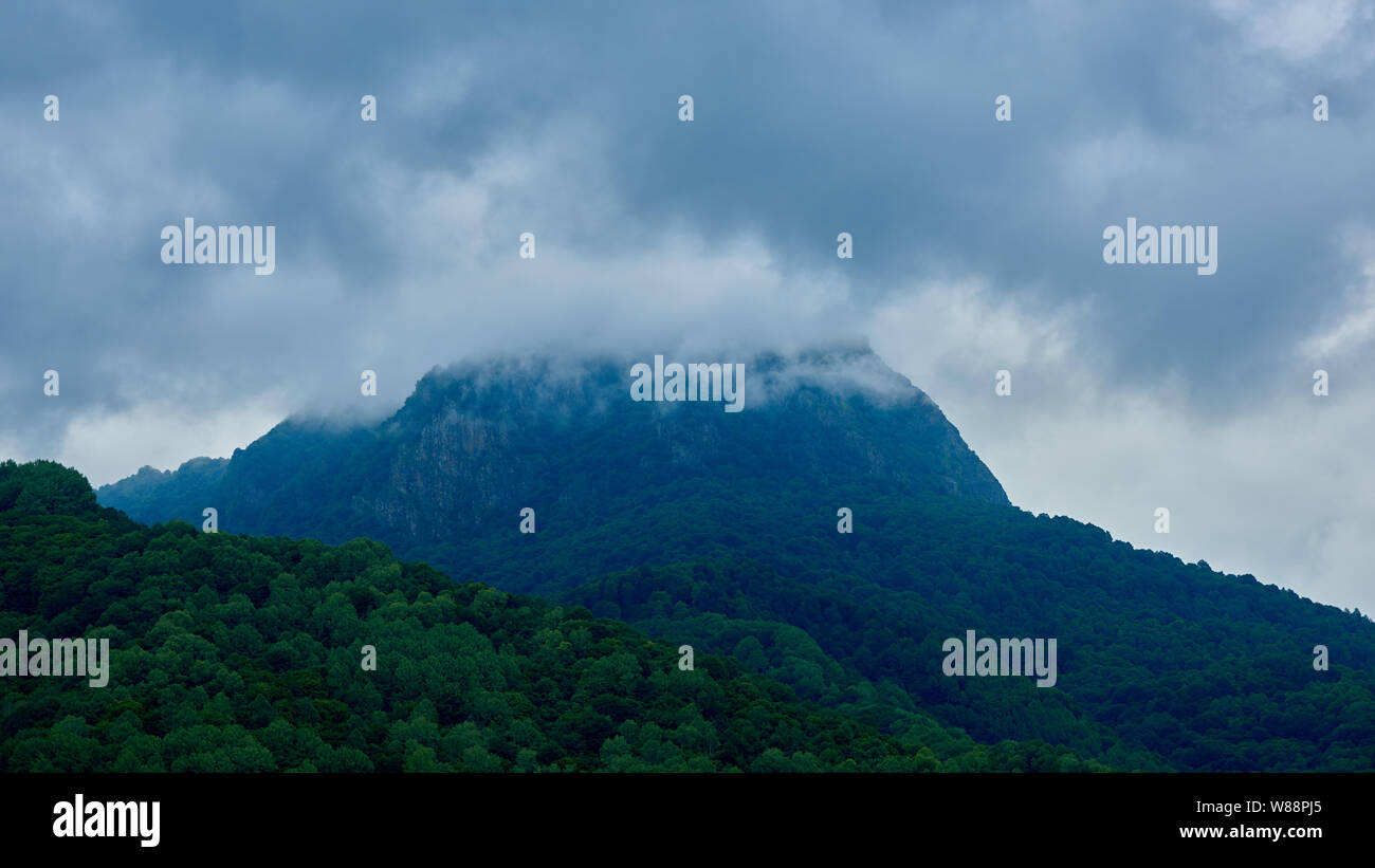 Ein Gebirge unter Gewitterwolken. Russland Stockfoto