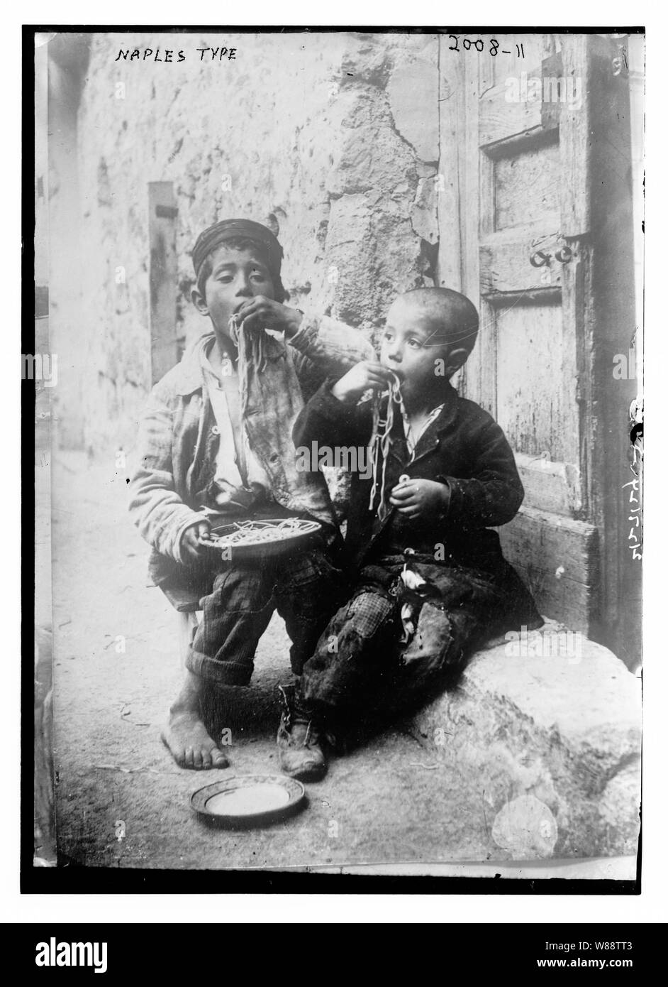 Neapel Typ (zwei Jungen essen Pasta) Stockfoto