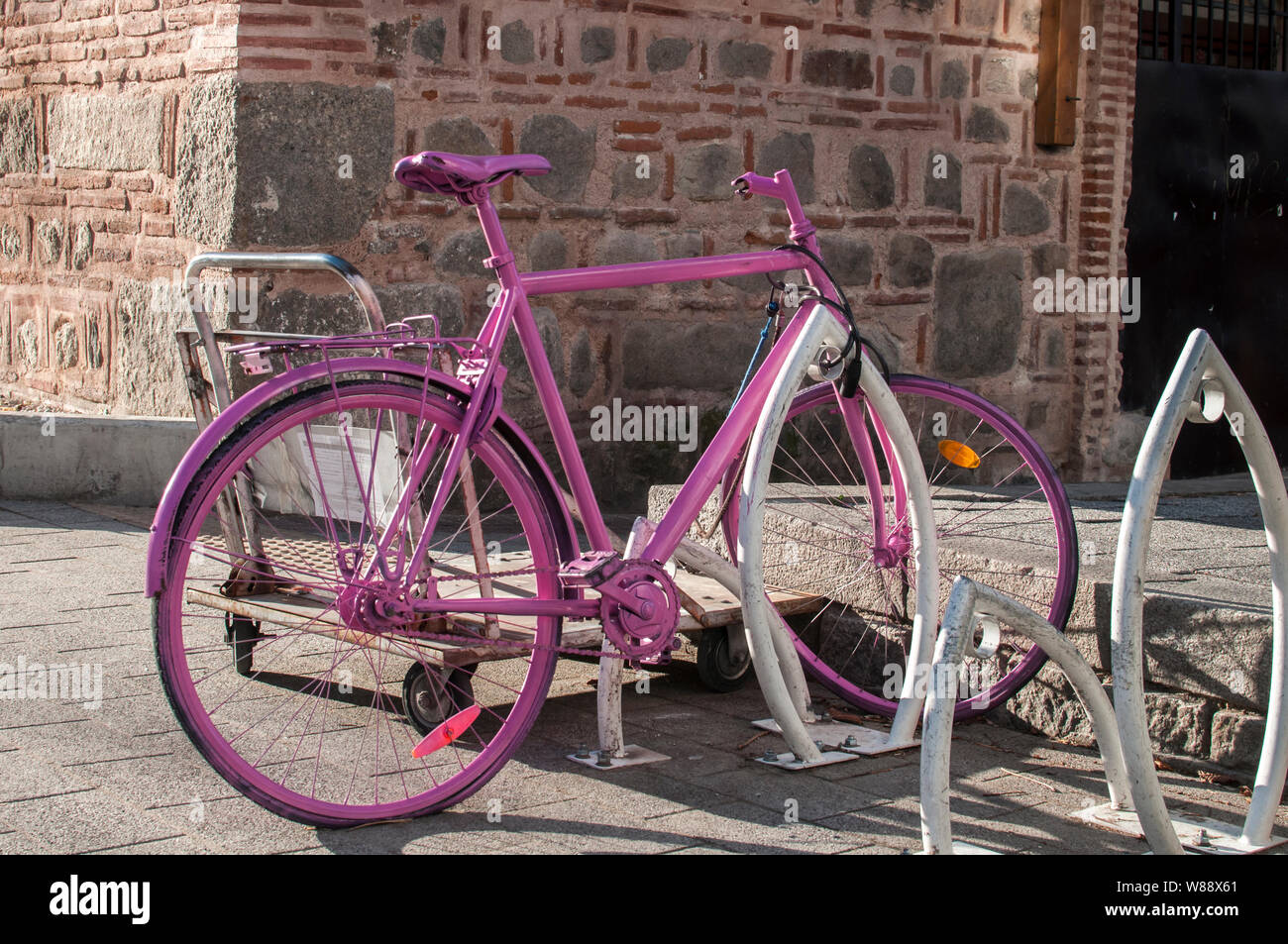 Rosa angemalt Fahrrad Fahrradständer gesperrt Stockfoto