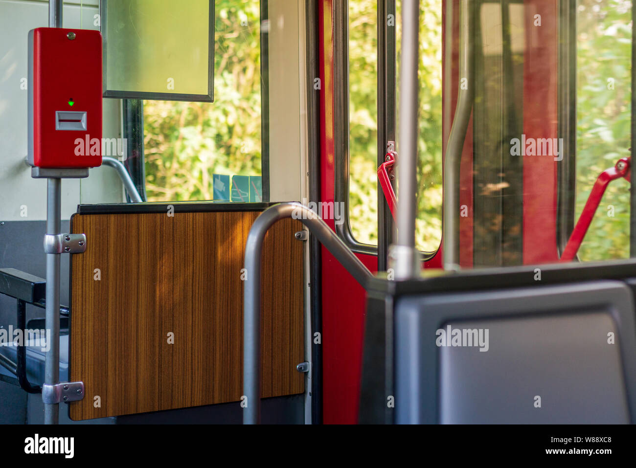 Red Fahrkarte Stempel oder Validierung Automaten vor der Tür in der Straßenbahn oder Zug Pkw. Stockfoto