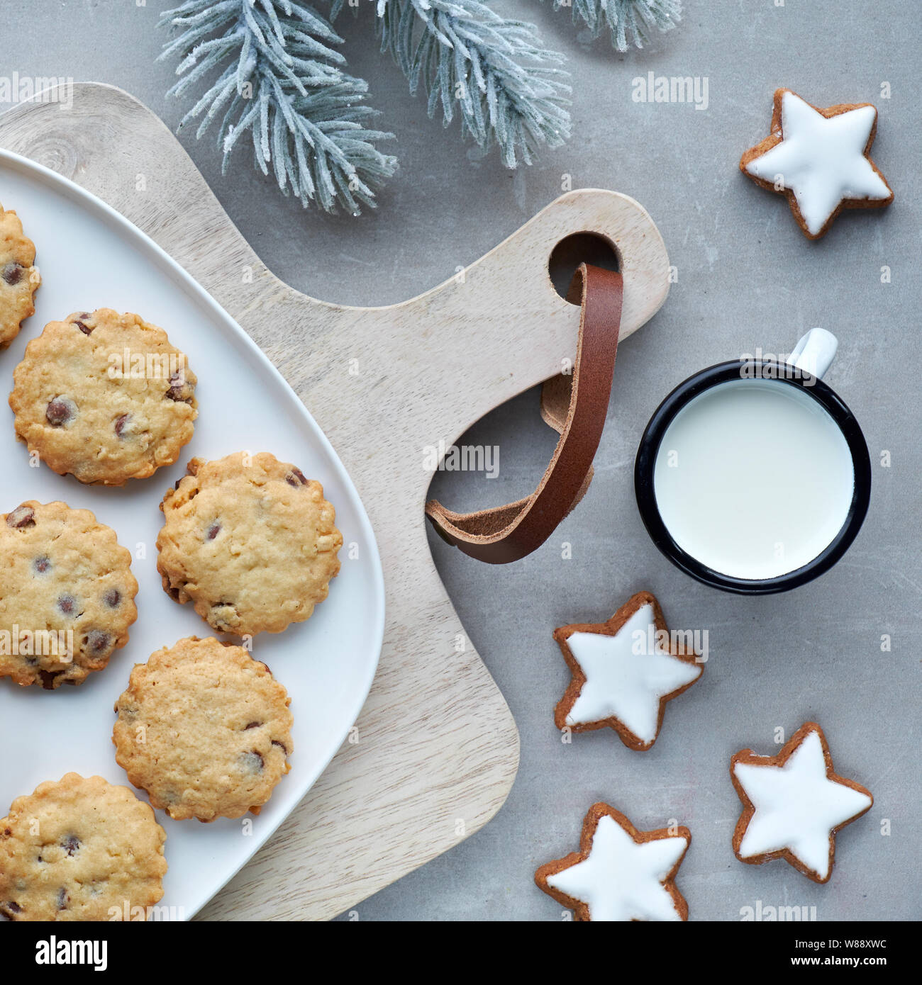Weihnachten Chocolate Chip Cookies, flach mit Gewürzen und Winter Dekorationen legen Stockfoto