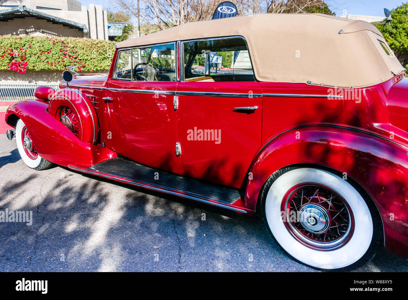 RM Sotheby's (ehemals RM Auktionen) 1935 Cadillac V-12 Cabrio Limousine Stockfoto