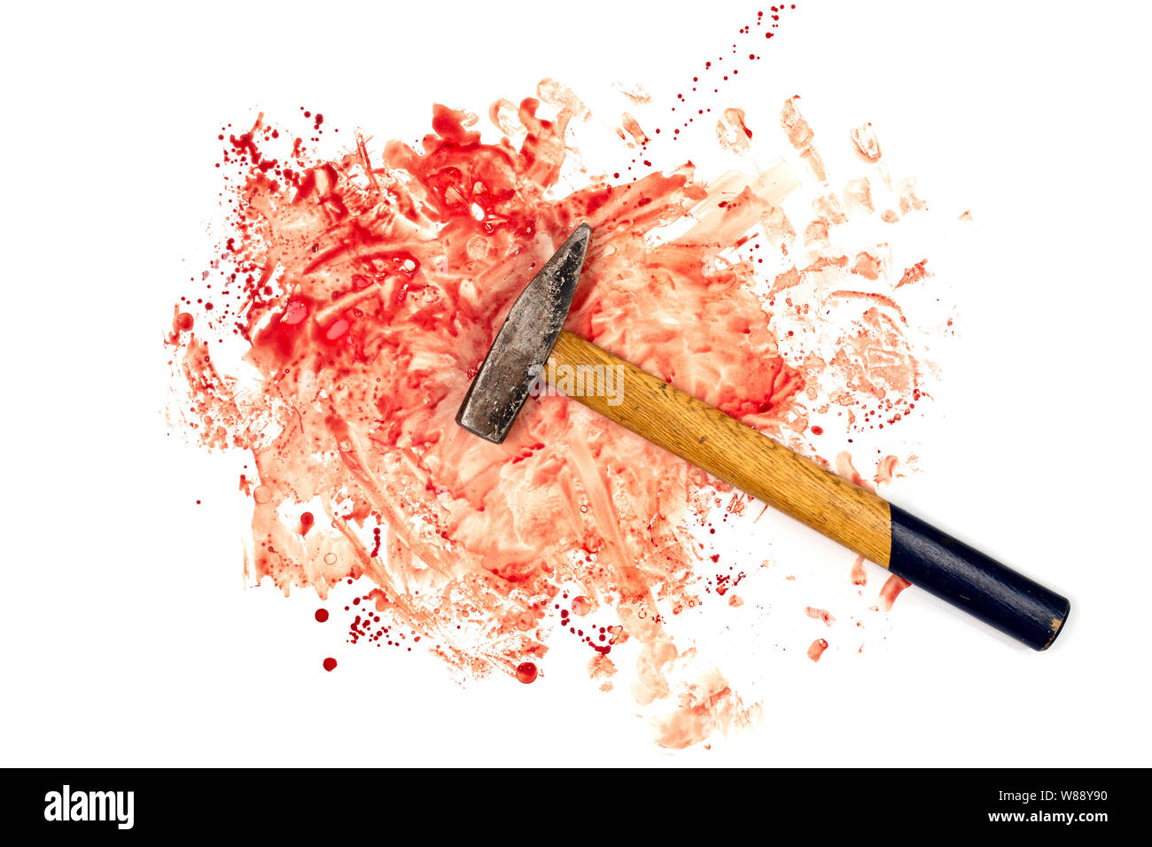 Alten Hammer auf menschlichem Blut spritzt auf weißem Hintergrund in flachen isolierten legen Top-down Perspektive Stockfoto