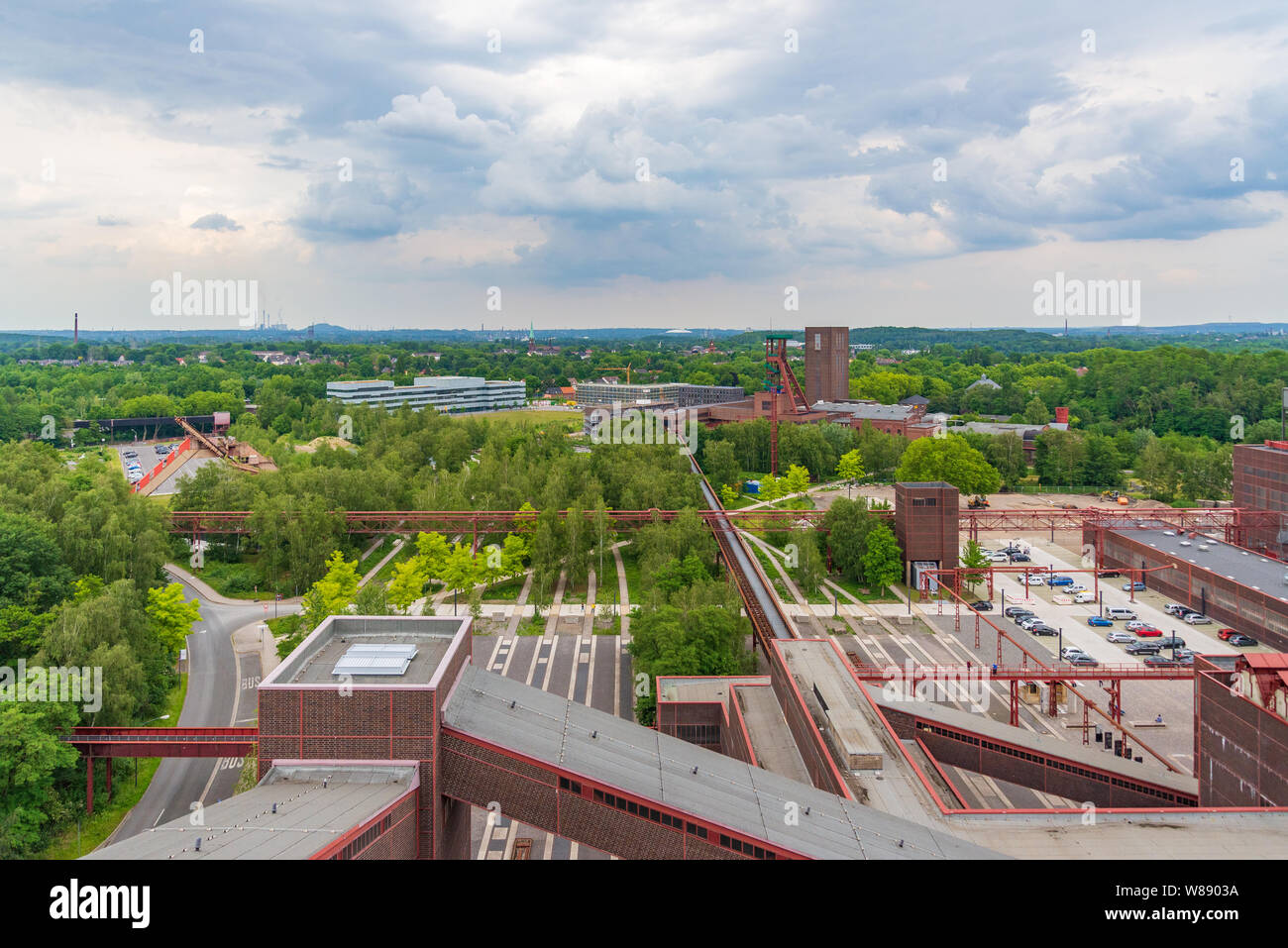 Antenne top Panoramablick auf Zeche Zollverein, Zollverein, von der Dachterrasse des Ruhr Museum in Ruhrgebiet in Essen, Deutschland. Stockfoto