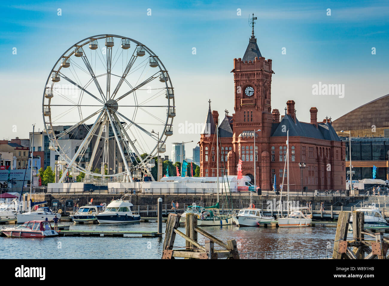 Die pierhead Building und Riesenrad auf der Bucht von Cardiff in Wales, Großbritannien Stockfoto