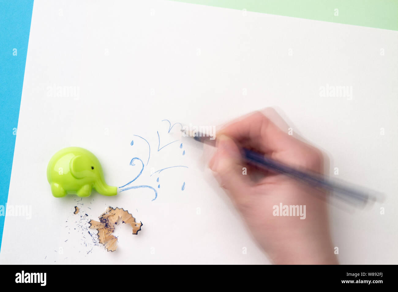 Dynamische Hand zeichnet Wasser spritzt aus dem Spitzer in Form eines Elefanten Stockfoto