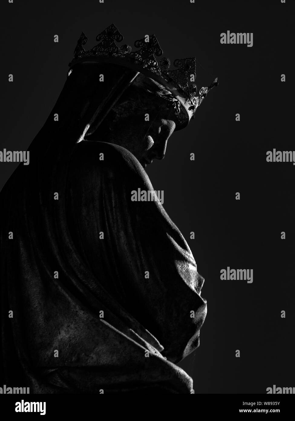 Eine bronze Staute der Madonna mit Jesuskind Stockfoto