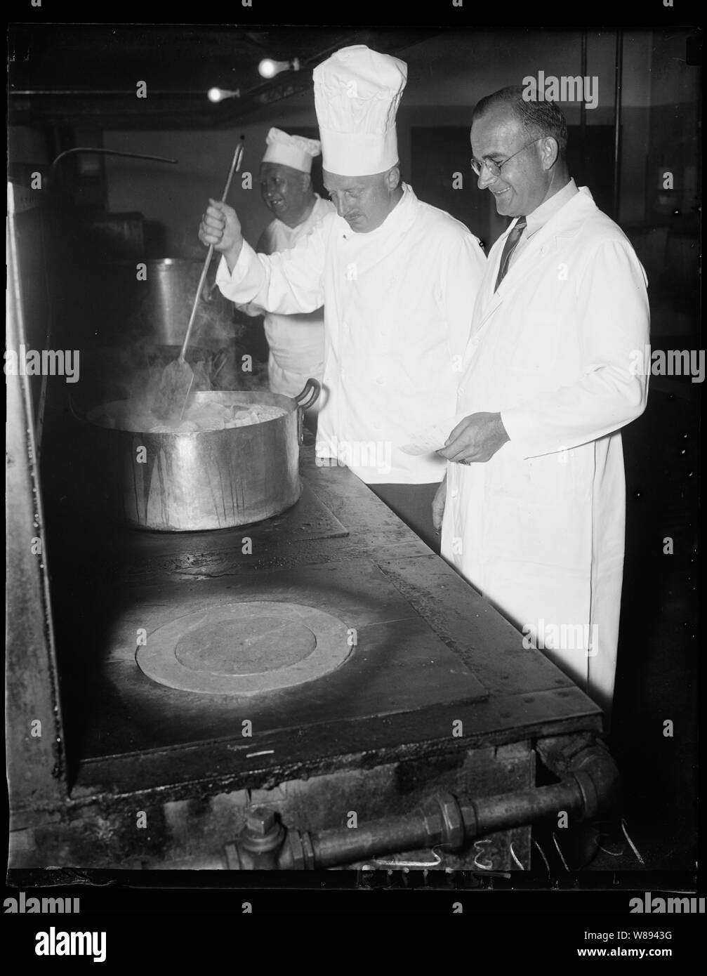 Was kein Spinat Washington, D.C., September 8. Es sieht aus wie harte Arbeit für den Chef Joe Teophile (links) und J. Tervay (rechts). Denn das Himmelreich ist ihr Job, bis das Essen für das Bankett zu Ehren der Delegierten für die dritte Welt-Konferenz, die hier gehalten wird. Das Bankett ist schiefergedeckt, nächsten Donnerstag Nacht an der Union Station hier gehalten zu werden, und die Anzahl der Gäste ist über drei tausend. Herr Tervay kostet die Buchhalter und Herr Teophile ist der Küchenchef Stockfoto