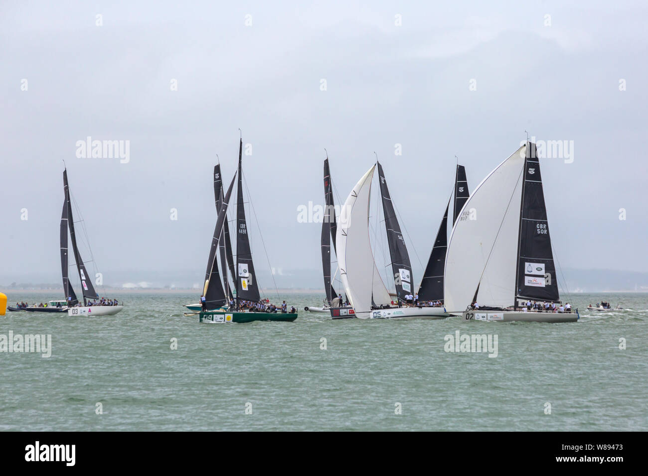 Cowes, Isle of Wight, Hampshire Großbritannien. August 2019. Kings Cup Sailing, veranstaltet von Duke und Duchess of Cambridge, findet wegen der Wettervorhersage einen Tag früher statt. 8 Schnelle 40+ Klassische Hochleistungs-Rennboote segeln mit einer Besatzung von 12 Personen, die gegeneinander antreten und Geld für 8 Wohltätigkeitsorganisationen sammeln. Will und Kate Skipper einzelne Boote. Jedes Boot fährt mit prominenten Botschafter oder Kapitän an Bord. Prince William Skippers Boot 02. Boot 05 mit Skipper von Helen Glover. Boot 06 Skipper von Dan Snow. Boot 03 mit Skipper von John Bishop. Boot 09 mit Skipper von Katie Thistleton. Kredit: Carolyn Jenk Stockfoto